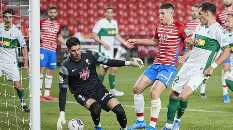 新卡米内斯球场的午后对决：格拉纳达攻防光影中的胜利