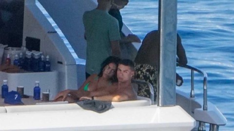 碧海蓝天间的甜蜜依偎C罗与乔治娜伊维萨岛度假时光