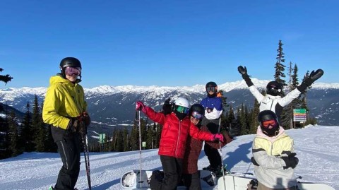 克鲁兹雪板腾空惊艳贝嫂 全家惠斯勒滑雪庆生