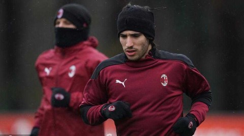 红黑军团枕戈待旦：AC米兰欧联杯小组赛末轮训练纪实