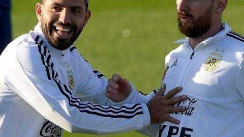 梅西回归国家队遭遇阿圭罗“袭胸”：老夫老妻的别样重逢