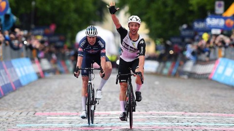 暴雨与突围：2021环意第十五赛段，坎佩纳尔特征服戈里齐亚山丘