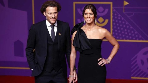 传奇球星迭戈弗兰与爱妻甜蜜亮相卡塔尔世界杯抽签盛典