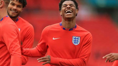 欧洲杯烽火日：那些破门、相拥与不朽的背影