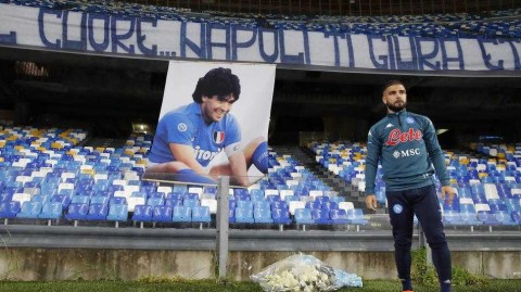 因西涅与那不勒斯的深情献礼：在泪水中用胜利拥抱永恒的球王