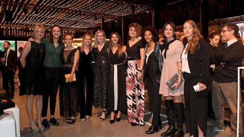 斑马军团的圣诞夜：萨里面向未来的侃侃而谈与荆棘王冠