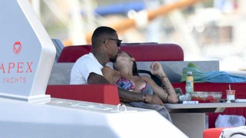 凯文·阿博滕撒丁岛天伦之乐 足球硬汉的柔情时光