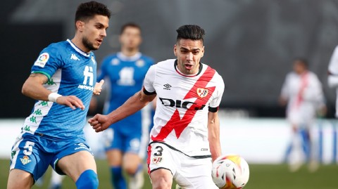 西甲激战夜：闪电军团与绿白军团的火花碰撞