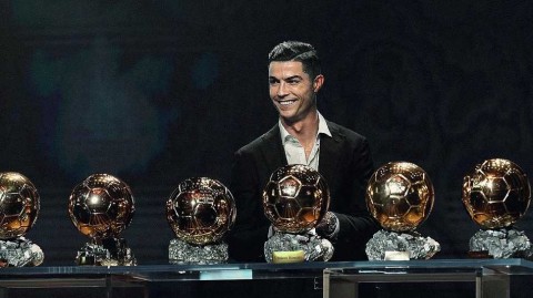 平行时空的足球童话：当梅西身披白衣，C罗浸染红蓝