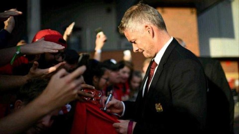 索尔斯克亚与曼联球迷的温情瞬间