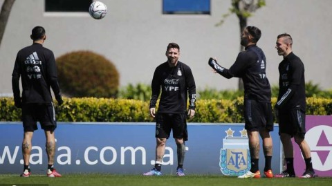 潘帕斯雄鹰展翅待飞：梅西领衔阿根廷全力冲刺世界杯预选赛