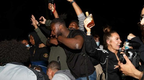 三狮军团历史性闯进欧洲杯决赛，英格兰街头瞬时间变成狂欢的海洋