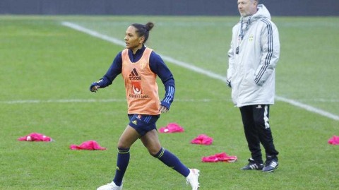 斯德哥尔摩的阳光与梦想：瑞典女足友谊赛前备战影像