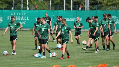 绿茵场上的狼啸：回顾沃尔夫斯堡新赛季前的备战时刻