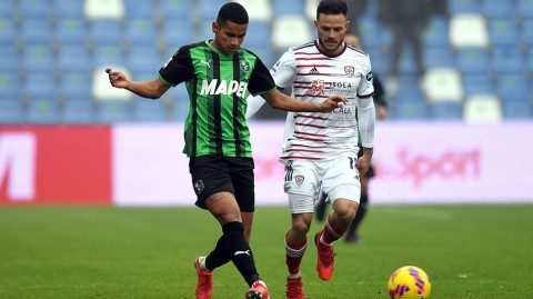 萨索洛与卡利亚里的进球大战：一场充满戏剧性的平局