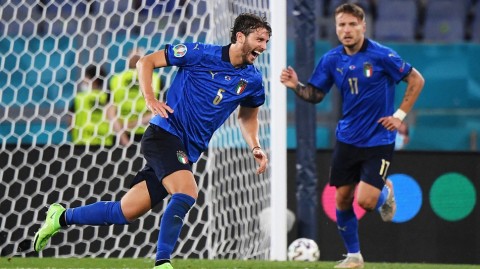 蓝衣军团炸裂罗马！洛卡特利双响因莫比莱破门 意大利3-0瑞士强势晋级