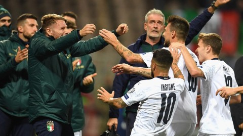 蓝衣军团泽尼卡奏凯歌，曼奇尼率队豪取十连胜刷新队史