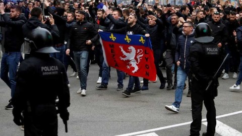 欧冠烽火夜前夕：里昂拥趸巴塞罗那街头焰火助威记