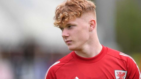 六月骄阳下的青春之龙：威尔士U21国家队欧青赛备战影像纪实