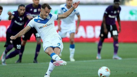 紫百合平局收场，十人作战见证保级路上的残酷与坚韧