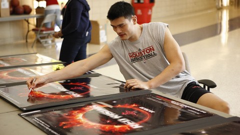 时光穿越：回看2010年火箭众将签名答谢球迷温馨瞬间