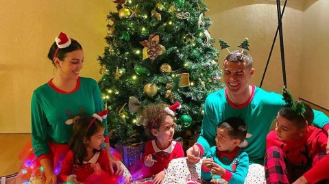 绿茵场外的温情时刻，C罗携全家老少共庆圣诞佳节