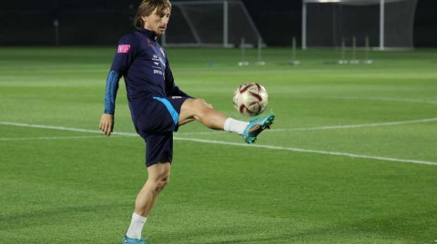 格子军团备战半决赛 魔笛训练场优雅颠球展大师风范