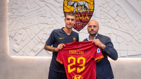 罗马新援詹卢卡曼奇尼正式亮相 红狼防线迎来意大利新星