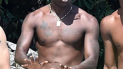 巴神度假壕气足 金链闪烁映夏光