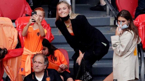 橙衣军团背后的温柔力量：德容女友领衔家属亲临欧洲杯现场助威