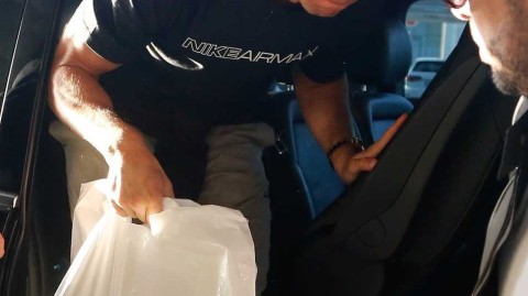 绅士魅力与真挚友谊：C罗下车搀扶女友展现完美男友形象