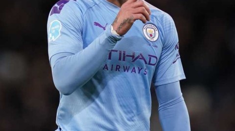 曼城后卫沃克防疫违规风波：派对门背后的公众人物责任反思