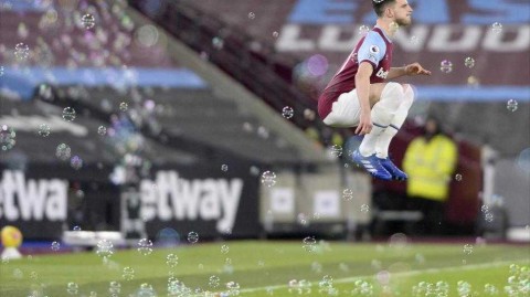 泡泡中的铁锤帮：当梦幻入场式遇见英超铁血战场