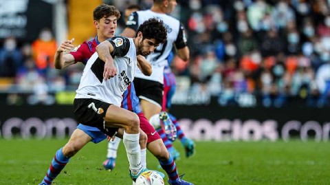 奥巴梅扬处子帽闪耀梅斯塔利亚 巴萨客胜蝙蝠军团