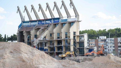 再见，卡尔德隆：曼萨纳雷斯河畔的最后一抹红白