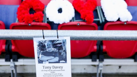 英冠赛场温情一刻 布里斯托尔城球迷看台鲜花寄哀思