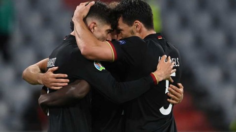 慕尼黑雨夜惊魂，德国战车险遭匈牙利倾覆