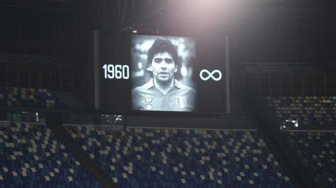 永恒之王：那不勒斯圣保罗球场用“1960-∞”送别马拉多纳