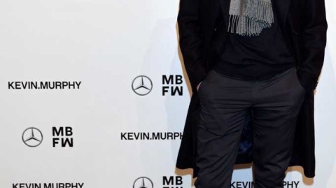 柏林时装周绅士风范：弗里德里希的黑色大衣造型