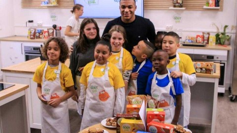 姆巴佩巴黎美食节变身“孩子王” 绿茵场外尽显柔情