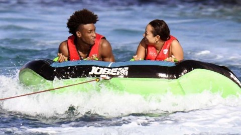 科曼与未婚妻撒丁岛甜蜜度假，欧冠决赛英雄享受阳光与爱