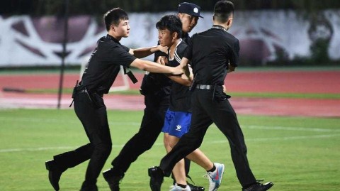 惊魂一幕！C罗南京训练遭遇狂热球迷“突袭”拥抱