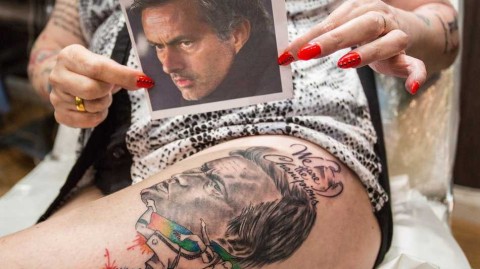 穆里尼奥最疯狂女粉丝：六十一岁薇薇安与她的三十五处“狂人印记”