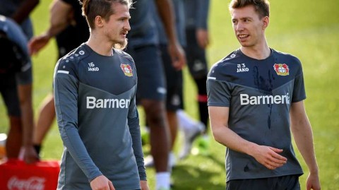 勒沃库森欧联杯前最后冲刺 三月雨歇草皮上挥汗如雨