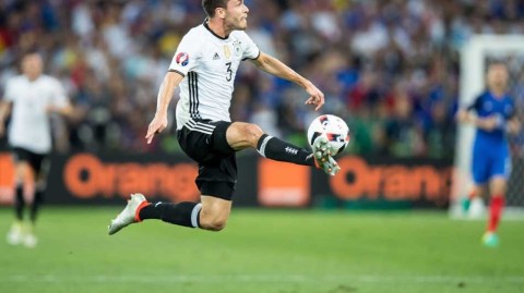 告别那一抹沉稳的白：科隆队长赫克托的德国队谢幕篇章