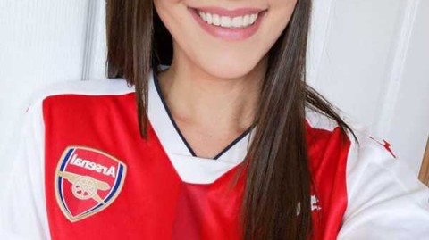 北伦敦的枪手玫瑰：探秘阿森纳女神主持霍乐迪的绿茵情缘