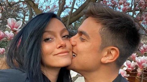 尤文图斯球星迪巴拉与女友的抗疫历程：从肺部异响到康复后的笑容