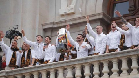 瓦伦西亚国王杯夺冠庆典：掀翻巴萨梦回巅峰，百年诞辰完美献礼