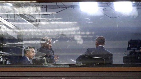 狂人重回梦剧场，穆里尼奥解说席上挥手致意曼联球迷