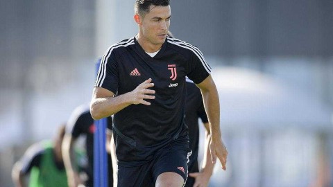 尤文图斯蓄势待发剑指佛罗伦萨，C罗大四喜后状态火热成焦点